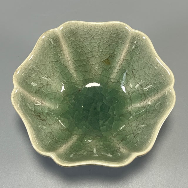Chinese China Vintage‑Style Crackle‑Glaze Floral‑Shaped Celadon Tea Bowl For Sale - Image 3 of 6