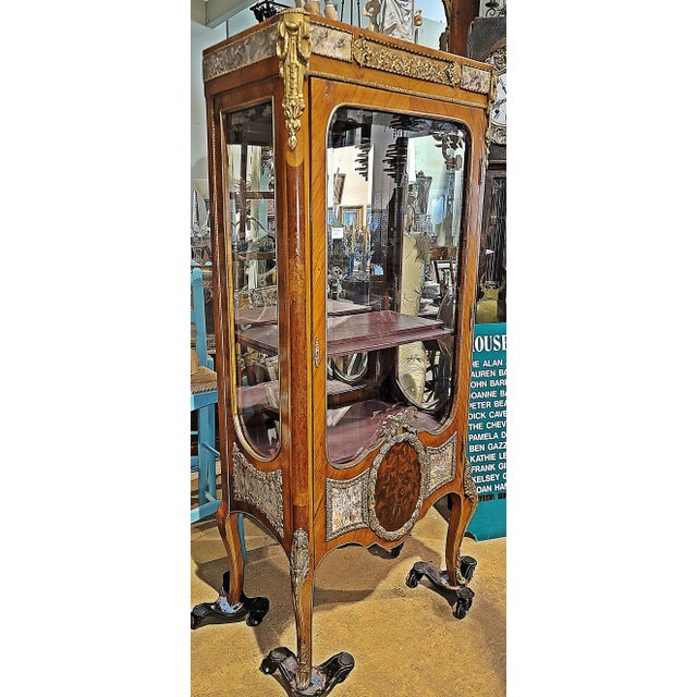 French 1960s Louis XV Style Vitrine Curio Cabinet For Sale - Image 3 of 11