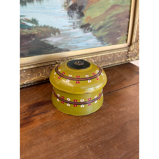 1970s Vintage Hand-Painted Lacquered Wood Lidded Box With Heart Motif. For Sale - Image 5 of 9