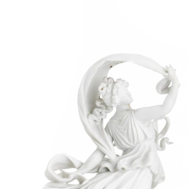 Porcelain - Pair of female figures - 19th century. European, 19th/20th century, in unglazed and polished biscuit...