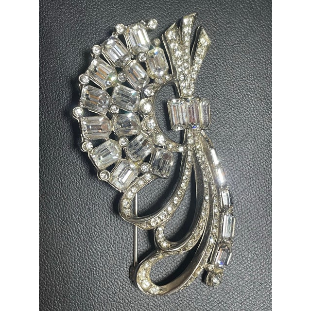 Mid-Century Modern MCM Jewelry Attributed Style to Eisenberg Ice Rhodium-Plated Emerald-Cut Crystal Ribbon Fan Brooch For Sale - Image 3 of 8