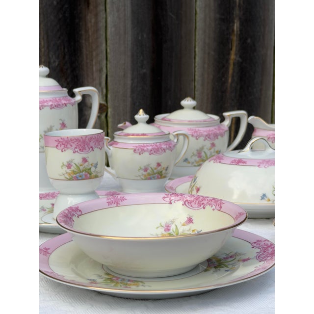 1910s 1910s Hand-Painted Japanese Noritake Morimura Pink Scroll Breakfast Porcelain - 18 Pieces For Sale - Image 5 of 12
