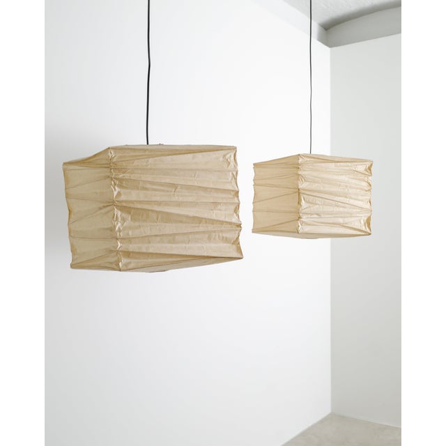 Mid-Century 33X Pendant Lamps by Isamu Noguchi for Ozeki & Co Ltd, 1970s, Set of 2 For Sale - Image 3 of 10