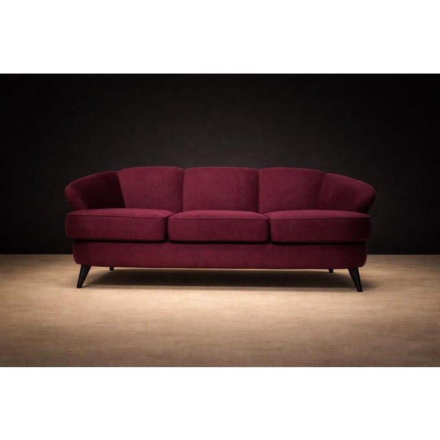 “Concha” Sofa in Plum Mohair Velvet, Joaquim Tenreiro, Brazil, 1960s For Sale - Image 9 of 15