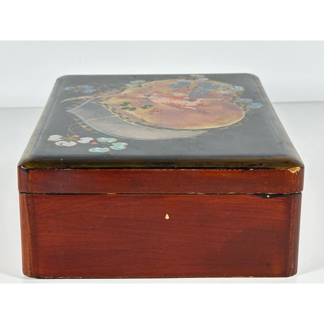 Mid 20th Century Art Nouveau Lacquered Parrot Box: Hand Painted Japanese Trinket For Sale - Image 6 of 10