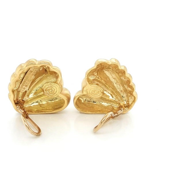 Mid 20th Century Kieselstein-Cord Vintage 18k Yellow Gold Shell Heart Huggie Earrings For Sale - Image 5 of 6