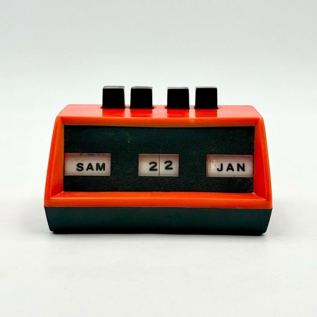 Vintage Pop Design Perpetual Desk Calendar in Red Plastic, 1970s For Sale - Image 11 of 13