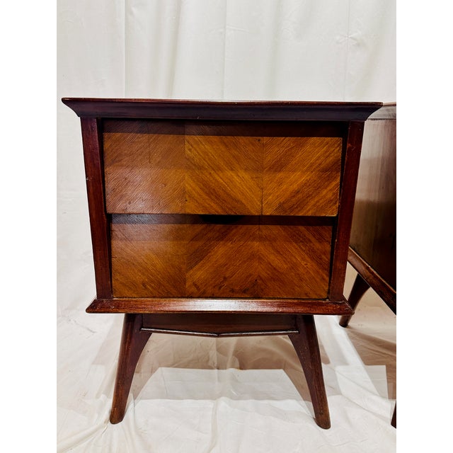 Walnut Mid Century Modern Paire De Petites Tables De Nuit With Checkered Burl Tops For Sale - Image 9 of 13
