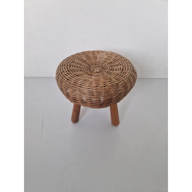 Under the wicker the wood has some signs of use. This is not visible when the stool is standing. The wicker is in goood...