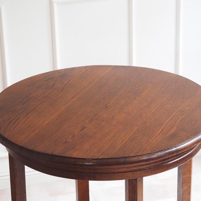 A round table made of solid oak in the Art Deco style, dating from around 1920–1930 and belonging to the Guéridon type....
