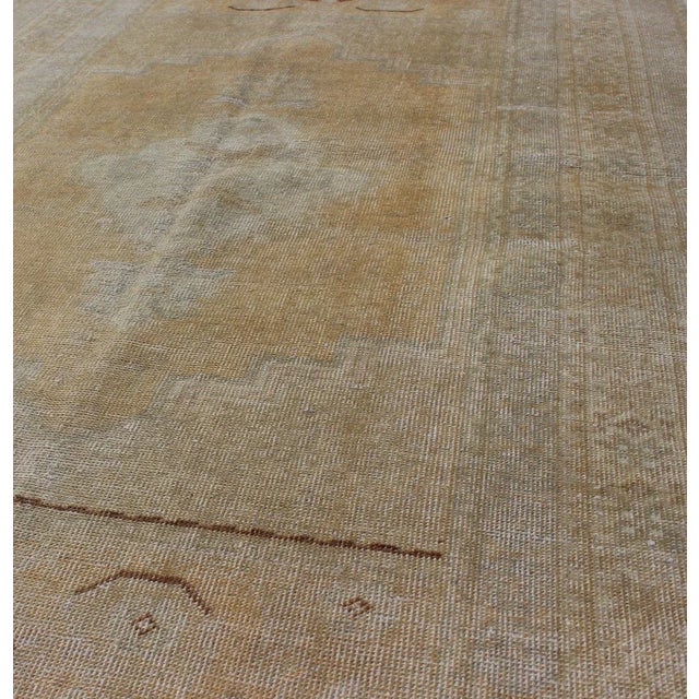 1930s Vintage Turkish Oushak Rug in Faded Gold and Soft Gray With Subtle Medallion 3′6″ × 5′9″ For Sale - Image 5 of 7