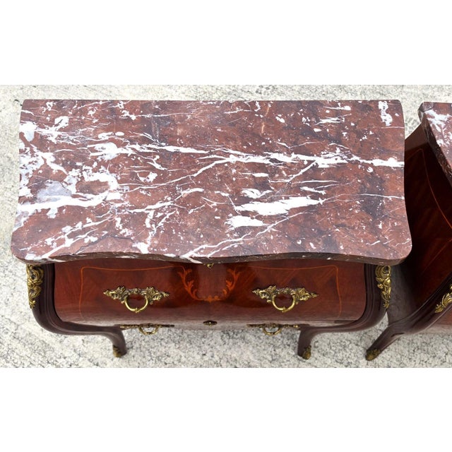Mid 20th Century Pair of French Louis XV Style Bombe Commodes Bedside Tables Nightstands For Sale - Image 5 of 16