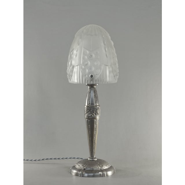 Art Deco 1920s French Art Deco Georges Leleu Frosted Glass & Nickeled Bronze Table Lamp For Sale - Image 3 of 11