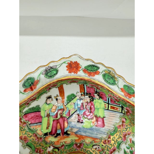 19th Century, Chinese Rose Medallion Porcelain Shrimp Dish - Finely Detailed For Sale - Image 4 of 9