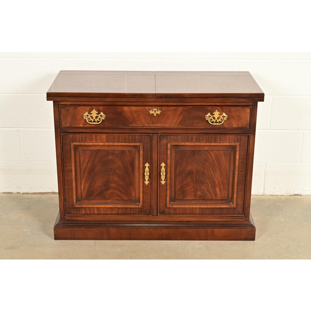 English Drexel Heritage Georgian Flame Mahogany Flip Top Buffet Server or Bar Cabinet For Sale - Image 3 of 16