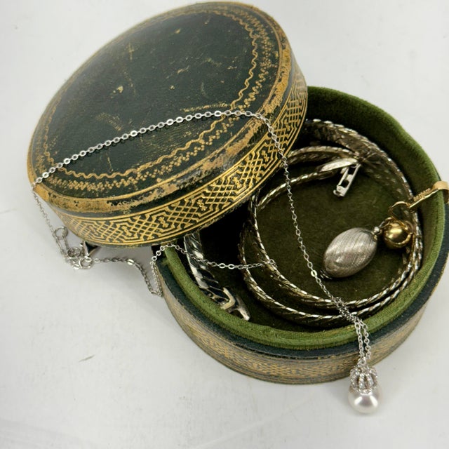 Italian Early 1920s Round Italian Leather Jewelry Box For Sale - Image 3 of 12