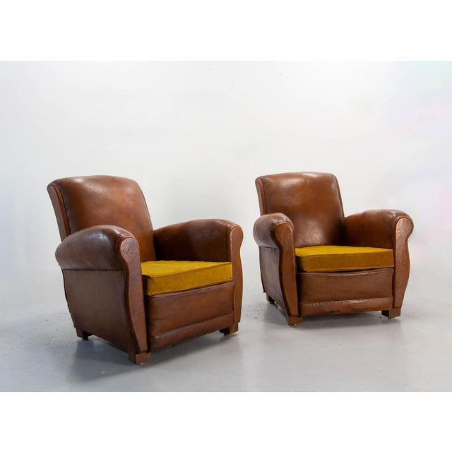 Pair of French club chairs in leather and velvet, circa 1930 Pair of French club chairs dating from the 1930s, featuring a...