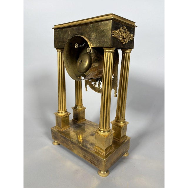 Gold Bronze portico clock from the Empire period, 19th century For Sale - Image 8 of 10
