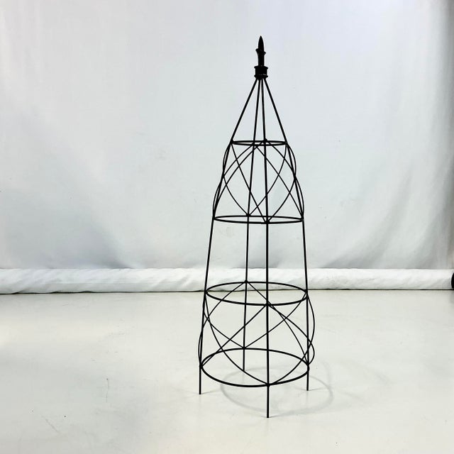 Metal 1980s Vintage French Art Deco Fleur De Lis Garden Topiary Trellises Frame. For Sale - Image 7 of 12