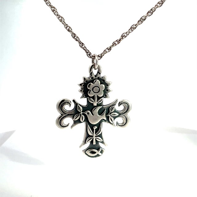A heartfelt celebration of renewal, faith, and grace, this retired James Avery "La Primavera" cross necklace weaves...