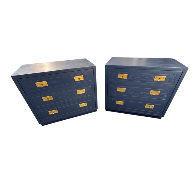 1960s Henredon Campaign Nightstands / Bachelor Chests – Refinished in Sherwin-Williams Naval, Pair For Sale In Philadelphia - Image 6 of 12