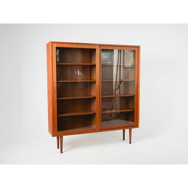 1960s Vintage Mid-Century Teak Vitrine Regal Display Cabinet by Poul Hundevad for Hundevad & Co., 1960s For Sale - Image 5 of 6