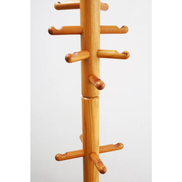 Scandinavian Sculptural Children's Coat Rack in Pine, Sweden, 1970s, in Very Good conditions. Designed 1970 to 1979