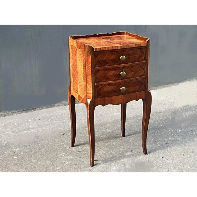 French shabby Louis XV style side table / nightstand. Parisian work around 1900. Solid and stable.. Great patina. Wear in...