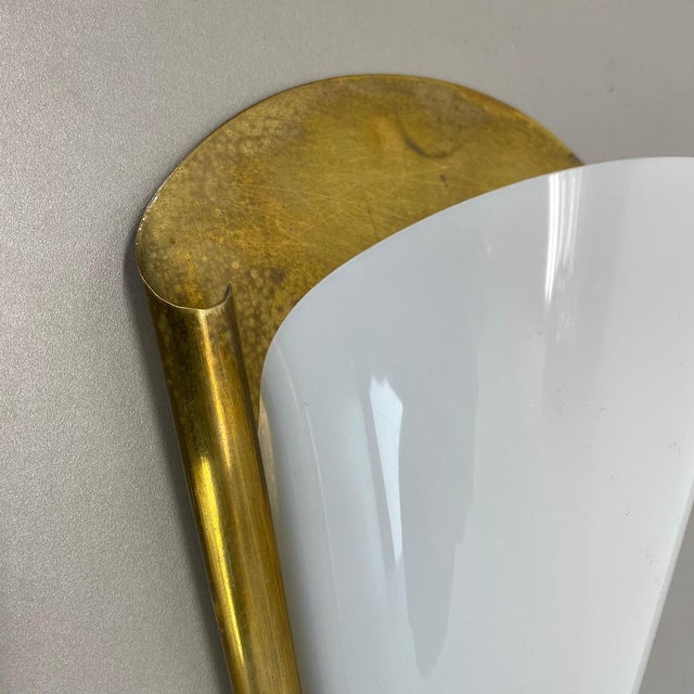 Minimalist Brass and Acrylic Glass Wall Light by Gio Ponti in the style of Stilnovo, Italy, 1950s For Sale - Image 10 of 18