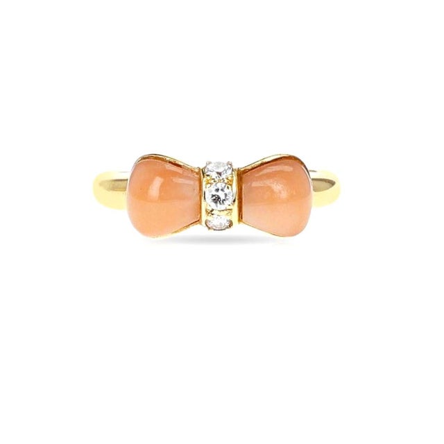 Gemstone Van Cleef & Arpels Coral Diamond 18k Yellow Gold Bow Design Ring For Sale - Image 7 of 18