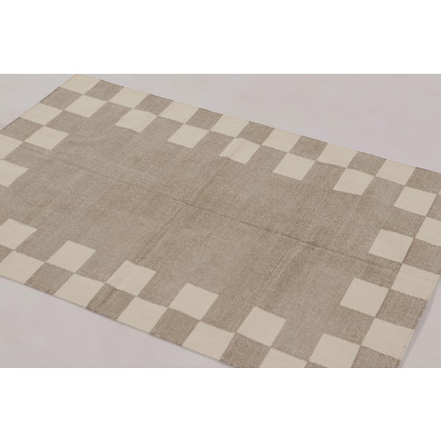 This 3x5 Dhurrie rug is a new addition to Rug & Kilim’s flatweave collection, offering a refined take on minimalist...