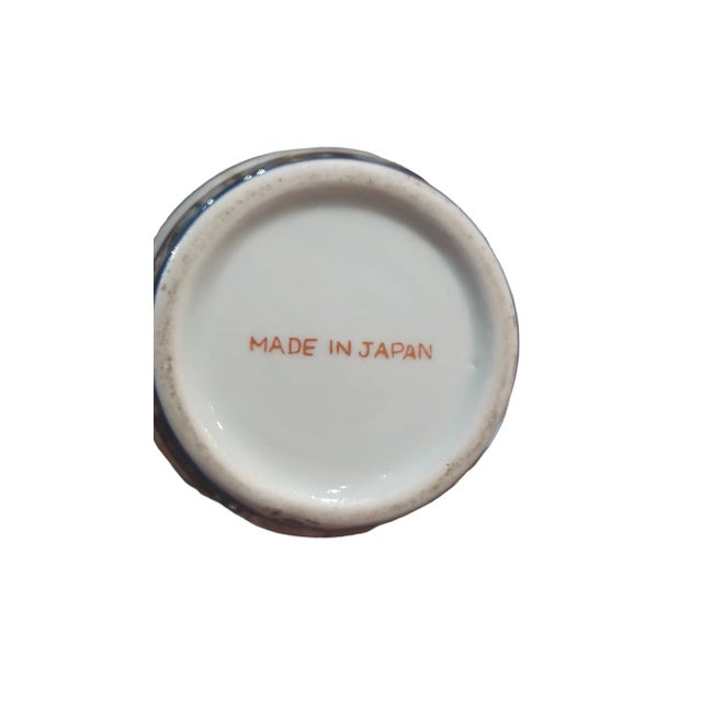 Vintage 1950s Pair of Chinoserie Armorial Vases For Sale - Image 4 of 4