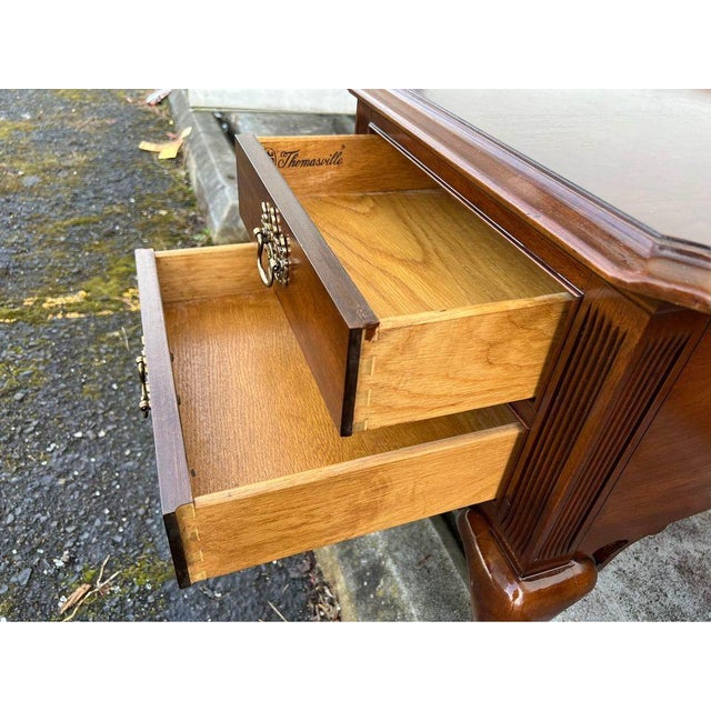 Late 20th Century Pair of Vintage Thomasville Queen Anne Style Solid Cherry 2 Drawer Nightstands With Glass Top For Sale - Image 10 of 11