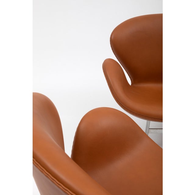 Arne Jacobsen “Swan” Sofa & Pair of Chairs in Cognac Leather for Fritz Hansen - Set of 3 For Sale - Image 14 of 18