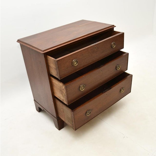 A wonderful antique Georgian period chest of drawers. This was made in England, it dates from around the 1790-1810 period....