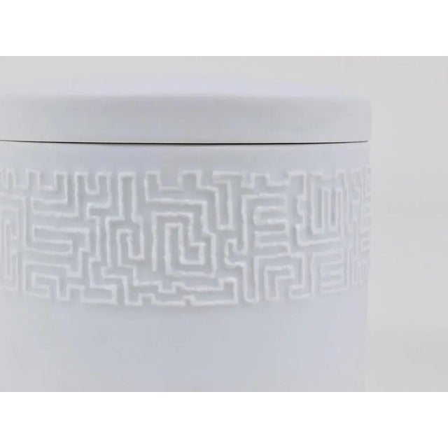 Ceramic White Relief Op Art Bowl with Lid by Cuno Fischer for Rosenthal Studio-Linie, 1960s For Sale - Image 7 of 8