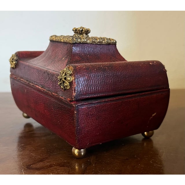 Antique Miniature English George III / Regency Red Leather Sewing Box With Ormolu Mounts - Early 19th Century For Sale In New York - Image 6 of 10