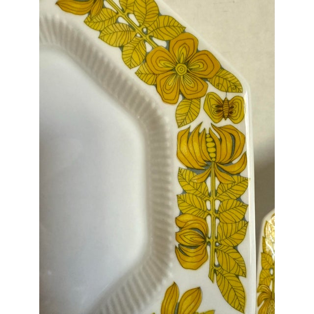 1960s Independence Ironstone Japan Yellow Bouquet/Yellow Daffodil 43-Piece Dinnerware Set For Sale - Image 10 of 12