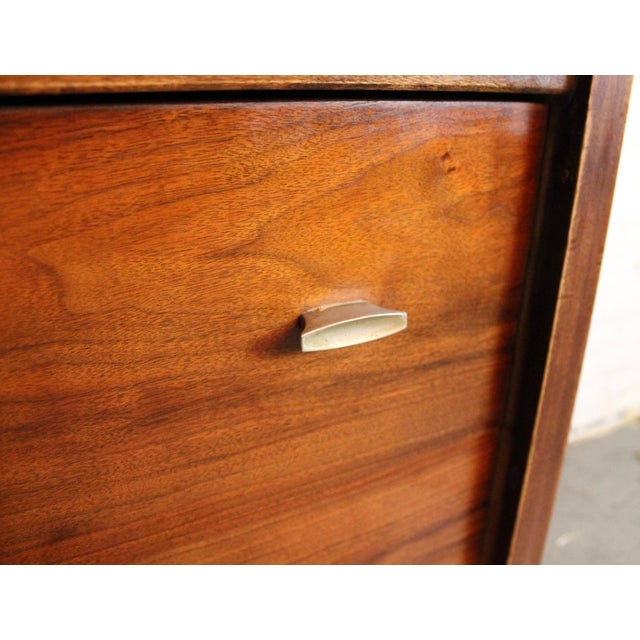 Mid 20th Century Walnut Hiboy Dresser by Harmony House For Sale - Image 10 of 16