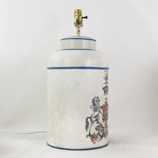 Pair Vintage White Hand Painted Tole Tea Caddy Lamps Heraldic Crest Motif Table Lamps For Sale - Image 4 of 12