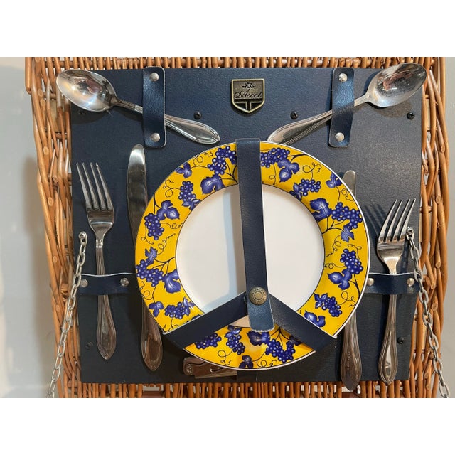 Vintage English Wicker Picnic Basket For Sale In Philadelphia - Image 6 of 11