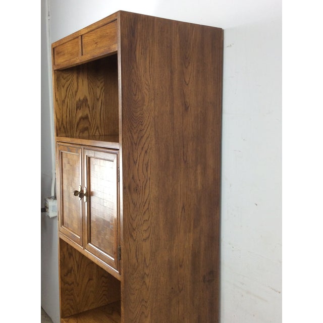 This vintage wall unit by Thomasville features hardwood construction, oak veneer with original finish, a mixture of open...