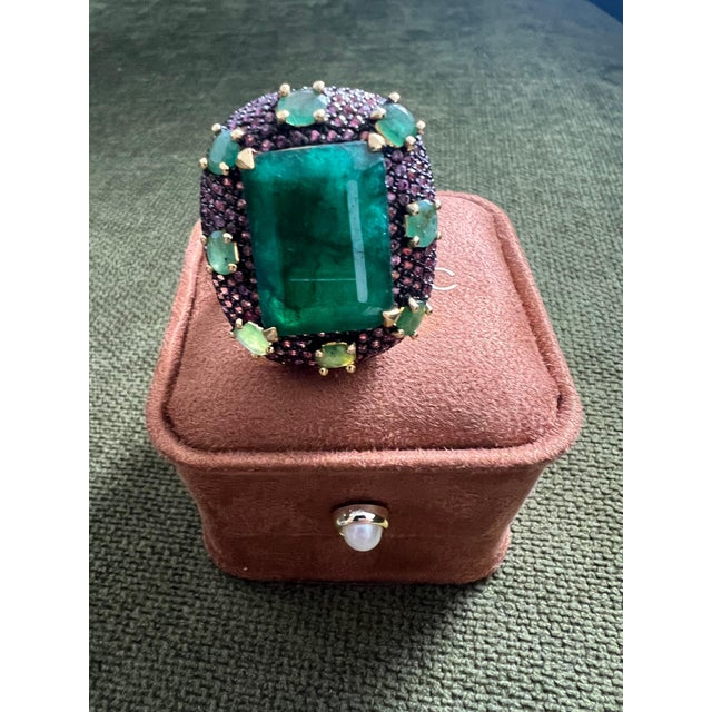 Metal Bochic “Capri” 20 Carat Emerald & Pink Fancy Sapphire Ring Set 18K Gold & Silver For Sale - Image 7 of 12