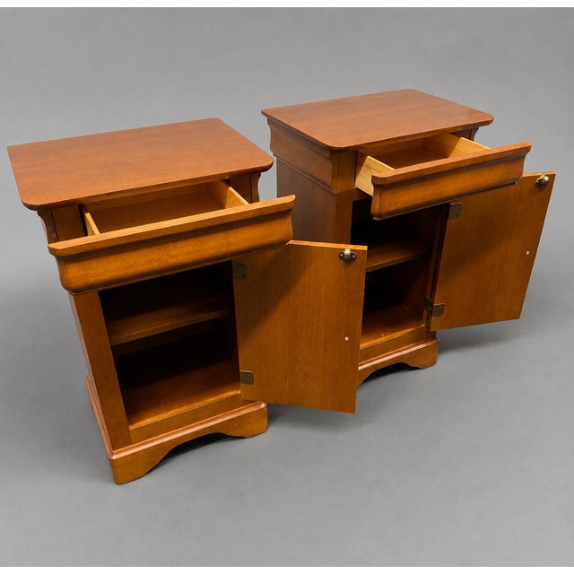 Traditional 1970s HPL Shermag Louis-Philippe Bedside Tables, a Pair For Sale - Image 3 of 4