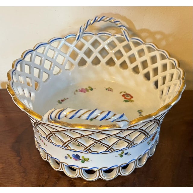Antique Early 19th Century Old Paris Porcelain Reticulated Centerpiece Fruit Basket Decorated With Floral Sprig For Sale In New York - Image 6 of 15
