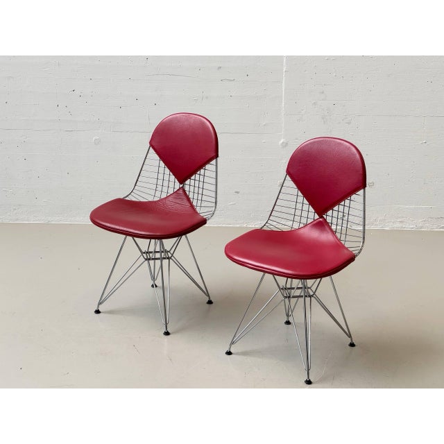 The bikini chair by vitra features a chrome-plated wire frame and original red leather seat and back cushions. Its...