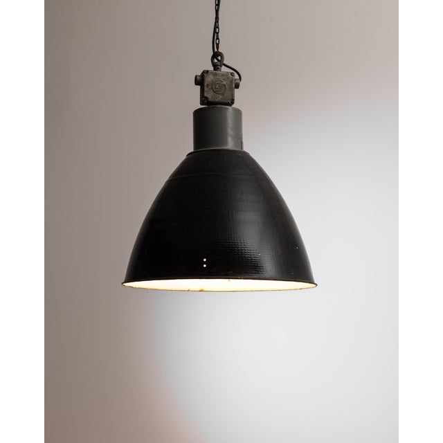 Bare essential lighting from the mid-20th century. Used in industry and lifted up by design champions like Le Corbusier....