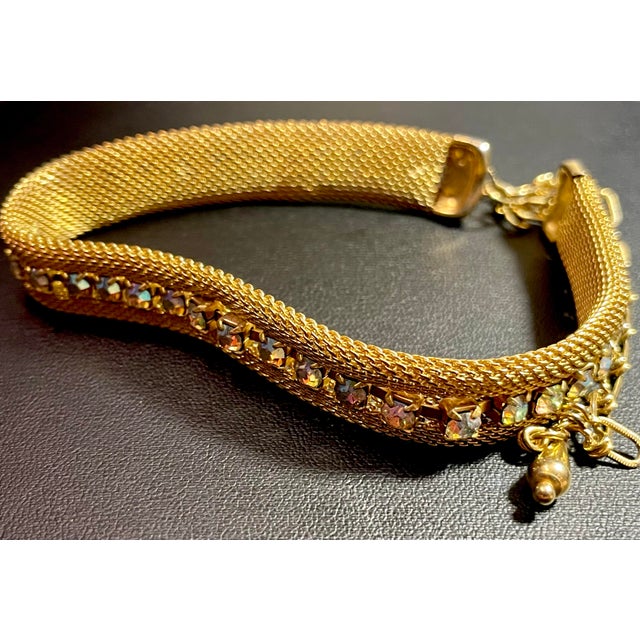 The item is choker, with longer extension chains on each end. The item is not marked. However, Coro made extensive lines...