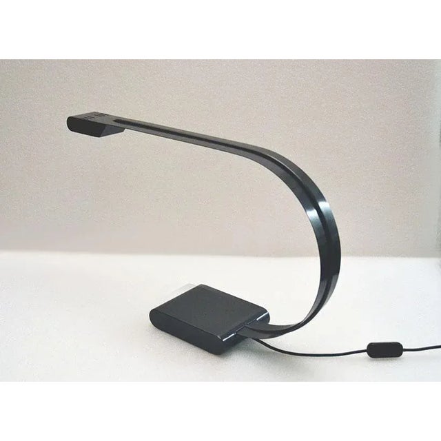 Mid-Century Modern Lacquered & Curved Metal Italian Table Lamp, 1970s For Sale - Image 3 of 11