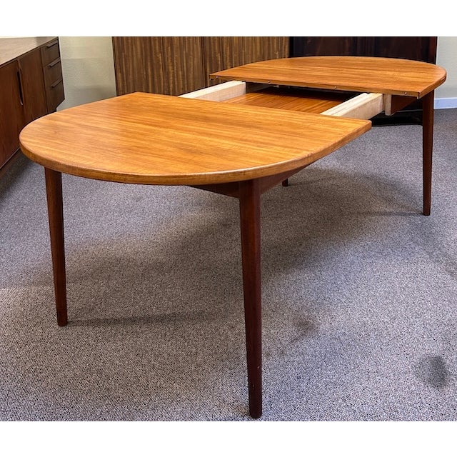 Mid Century Modern Extending Oval Dining Table c.1970 For Sale - Image 9 of 15